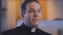 P. Matthew Hood. Crédito: Captura de video / Arquidiócesis de Detroit.