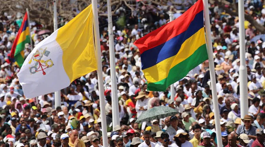 Banderas durante la visita del Papa Francisco a Mauricio. Crédito: Edward Pentin/ EWTN