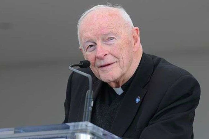 En carta al Vaticano McCarrick admitió que compartió cama con seminaristas, dice sacerdote