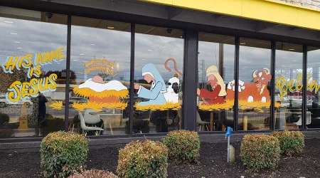 VIRAL: Propietarios de McDonald's en esta ciudad adornan locales con belenes