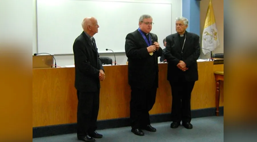Mons. José Antonio Eguren recibe premio de la Conferencia Episcopal Peruana. Foto: Arzobispado de Piura.?w=200&h=150