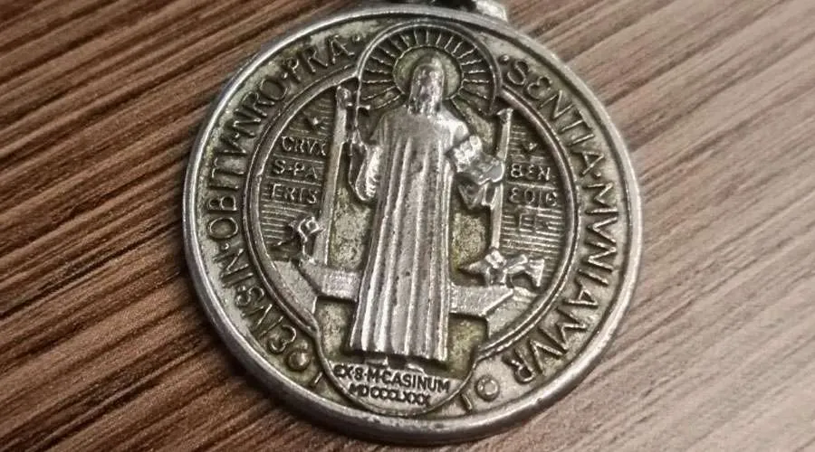 Medalla de San Benito. Crédito: Eduardo Berdejo - ACI Prensa