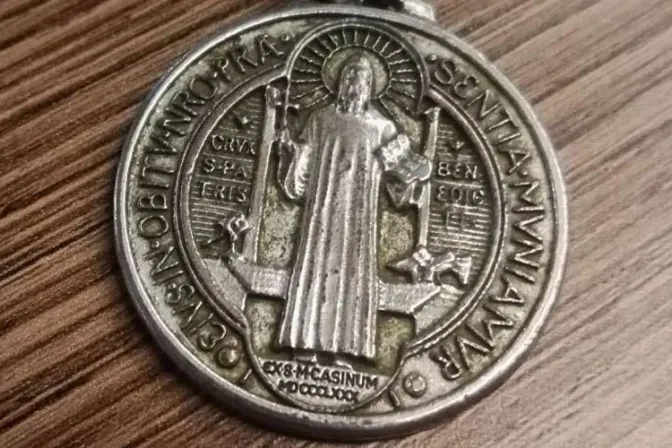 Este es el significado de la medalla de San Benito