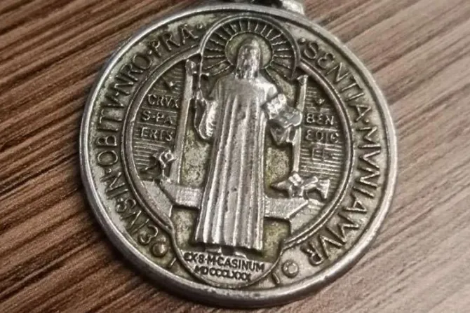 Este es el significado de la medalla de San Benito