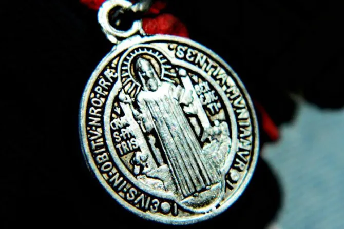 Cadena con Medalla san Benito Abad