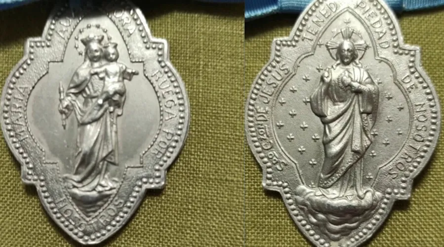 Medalla de María Auxiliadora con la imagen del Sagrado Corazón en el reverso. Crédito: Cortesía de Gloria Blanco?w=200&h=150