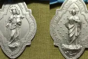 La medalla de María Auxiliadora, una "luz milagrosa" frente a la oscuridad 