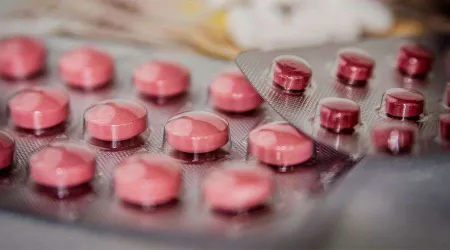 Corte Suprema de EEUU restablece restricciones para acceder a píldora abortiva