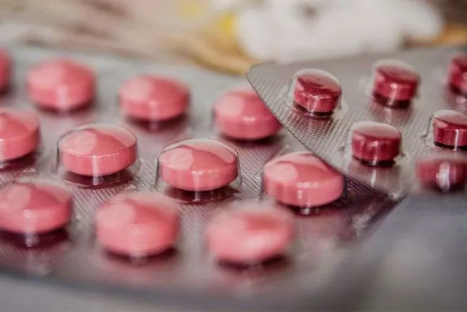 Corte Suprema de EEUU restablece restricciones para acceder a píldora abortiva