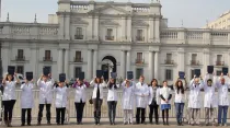 Imagen referencial. Médicos se manifiestan por la Vida frente al palacio de La Moneda, septiembre de 2016. Crédito: Giselle Vargas N., ACI Prensa.