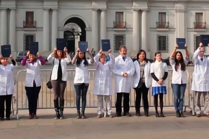 VIDEO: Chile es prueba de que no se necesita el aborto, dicen médicos ante La Moneda 