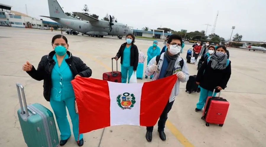 Un grupo de médicos y enfermeras antes de viajar a dos regiones de la selva para luchar contra el coronavirus en Perú. Crédito: ANDINA