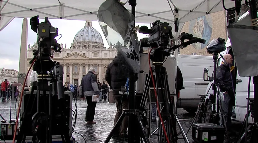 Algunos medios de comunicación frente al Vaticano. Foto: Captura EWTN