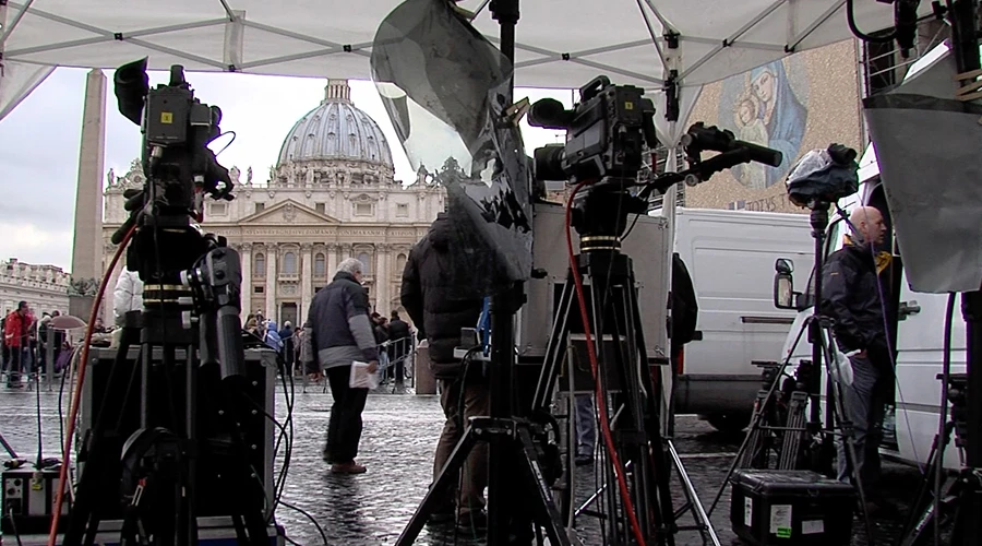 Algunos medios de comunicación frente al Vaticano. Foto: Captura EWTN?w=200&h=150