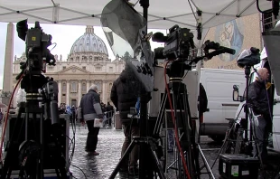 Algunos medios de comunicaciu00f3n frente al Vaticano. Foto: Captura EWTN 
