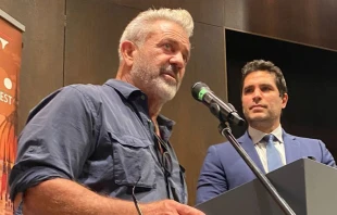 Mel Gibson y Eduardo Veru00e1stegui en la IV Cumbre Transatlu00e1ntica de la PNfV. Cru00e9dito: PNfV 