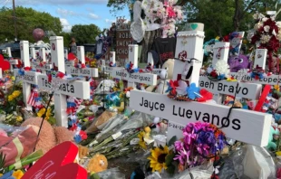 Memorial de las vu00edctimas de la masacre de Uvalde en el exterior de la Robb Elementary School. Cru00e9dito: David Ramos / ACI Prensa. 