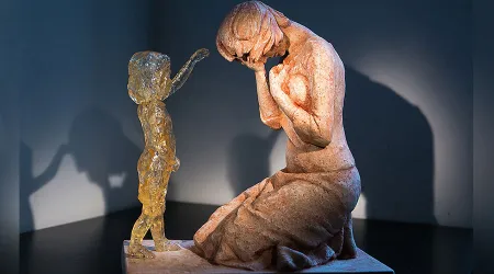 La historia de la escultura que ayuda a mujeres que abortaron a experimentar el perdón