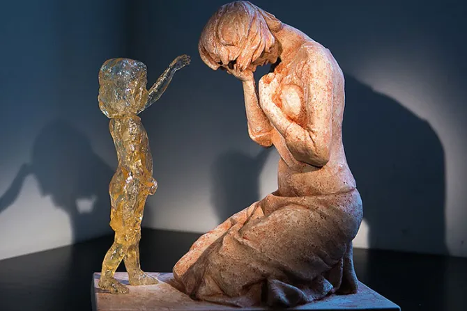 La historia de la escultura que ayuda a mujeres que abortaron a experimentar el perdón