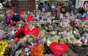 Memorial en la Robb Elementary School en Uvalde. Cru00e9dito: David Ramos / ACI Prensa 