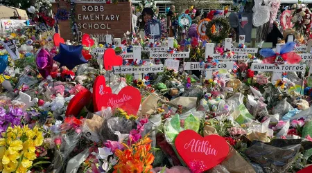Católicos comienzan a dar el último adiós a las víctimas de la masacre de Texas