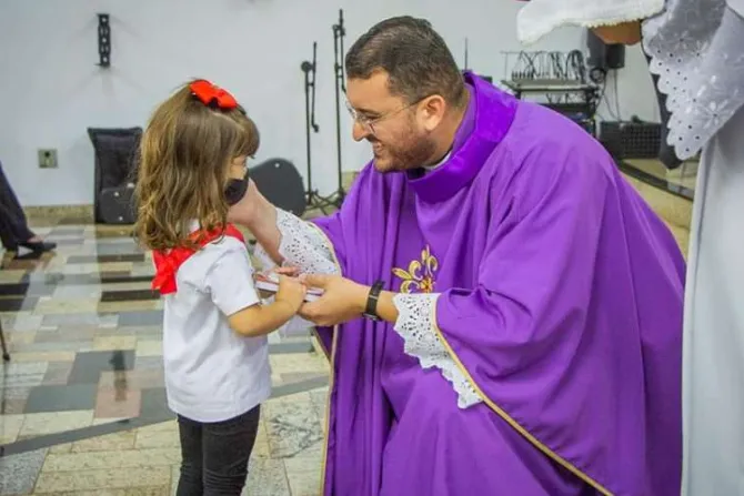 VIRAL: Pequeña de 3 años se convierte en el miembro más joven del Apostolado de Oración
