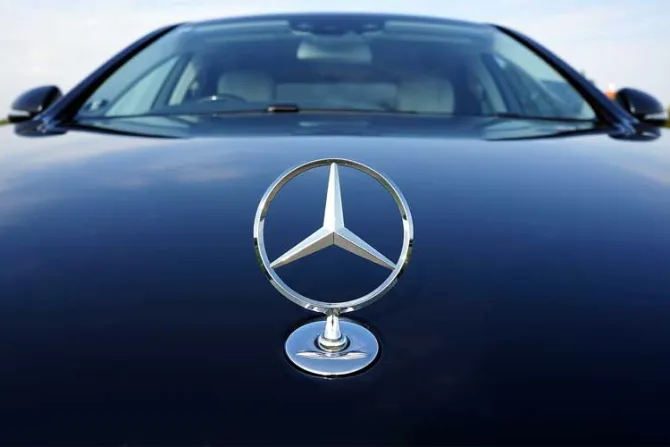 Mercedes-Benz se disculpa por patrocinar video de adoctrinamiento sexual a niños