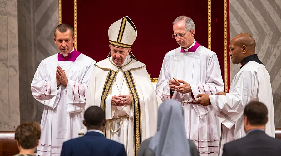 Papa Francisco propone 2 santos y 1 venerable para acompañar Mes Misionero Extraordinario
