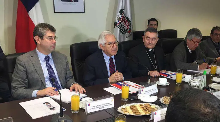 El Obispo Vargas en la mesa de diálogo por la Araucanía. Crédito: Secretaría General de la Presidencia de Chile