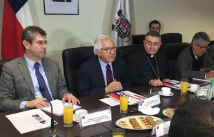 El Obispo Vargas en la mesa de diu00e1logo por la Araucanu00eda. Cru00e9dito: Secretaru00eda General de la Presidencia de Chile 