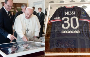 El Papa Francisco recibe la camiseta del PSG autografiada por Lionel Messi / Cru00e9dito: Vatican Media 