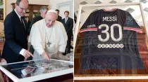 El Papa Francisco recibe la camiseta del PSG autografiada por Lionel Messi / Crédito: Vatican Media