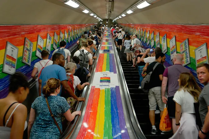 Prohíben a personal de metro de Londres decir “damas y caballeros”
