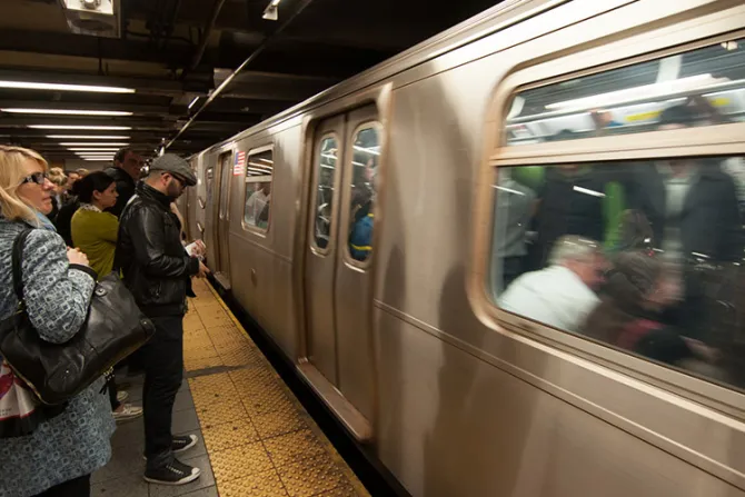 Metro de Nueva York prohíbe a empleados saludar con “damas y caballeros” [VIDEO]