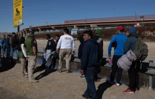 Mingrantes bucando cruzar la frontera hacia los Estados Unidos (2023). Cru00e9dito: Shutterstock 