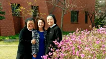 La desertora norcoreana Mi Jin Kang, con las hermanas coreanas que le enseñaron sobre la fe católica / Crédito: Foto de cortesía