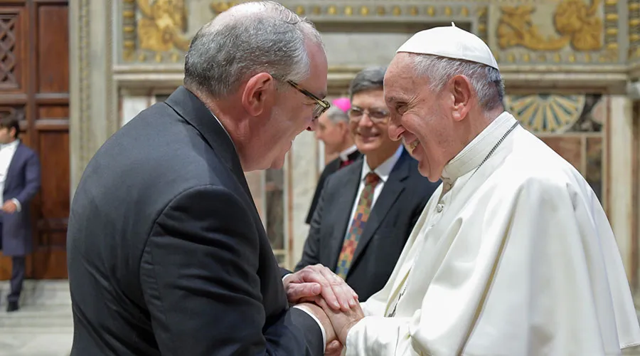 Michael Warsaw y el Papa Francisco durante su encuentro en el Vaticano. Crédito: Vatican Media?w=200&h=150
