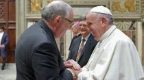 Michael Warsaw y el Papa Francisco durante su encuentro en el Vaticano. Crédito: Vatican Media