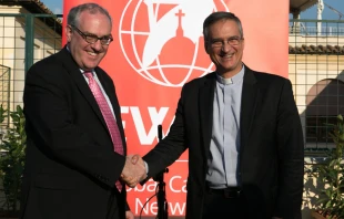 Michael Warsaw, de EWTN, y Mons. Dario Viganu00f2, de la Secretaria para la Comunicaciu00f3n del Vaticano. Foto: Daniel Ibu00e1u00f1ez / ACI Prensa 
