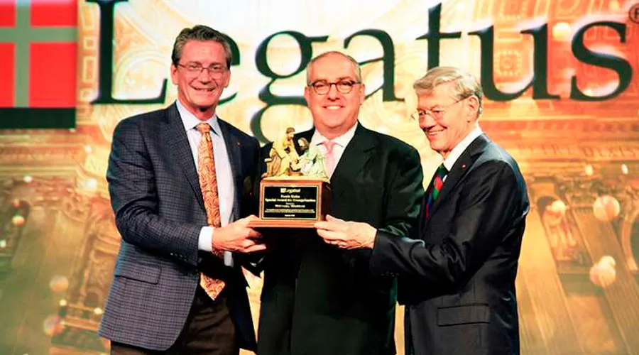 Michael Warsaw, al centro, recibe el Premio Especial Bowie Kuhn por Evangelización. Foto: EWTN.?w=200&h=150