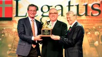Michael Warsaw, al centro, recibe el Premio Especial Bowie Kuhn por Evangelización. Foto: EWTN.