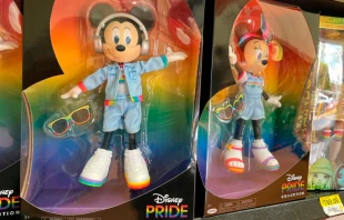 Los muu00f1ecos de Mickey Mouse y Minnie Mouse, de la Disney Pride collection, en Walmart Mu00e9xico. Cru00e9dito: David Ramos / ACI Prensa 