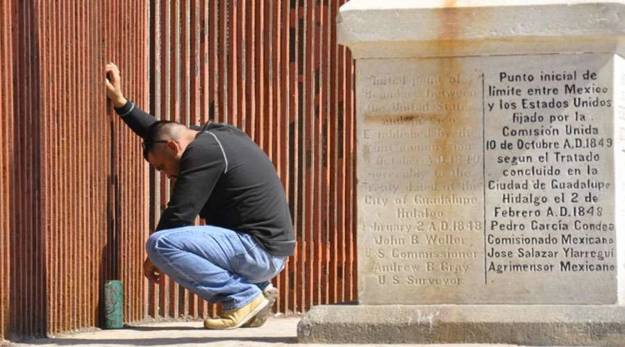 Hombre en la frontera de México con Estados Unidos. Foto: Flickr BBC World Service (CC BY-NC 2.0).?w=200&h=150