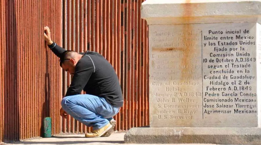 Imagen referencial / Hombre sostiene el muro que separa la frontera de México y Estados Unidos. Foto: Flickr BBC World Service (CC BY-NC 2.0).