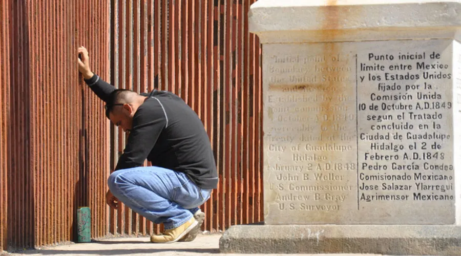 Hombre en la frontera de México con Estados Unidos. Foto: Flickr BBC World Service (CC BY-NC 2.0)?w=200&h=150