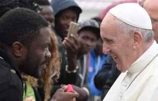 El Papa Francisco saluda a un inmigrante durante su visita a Bologna en 2017. Foto: Vatican Media 