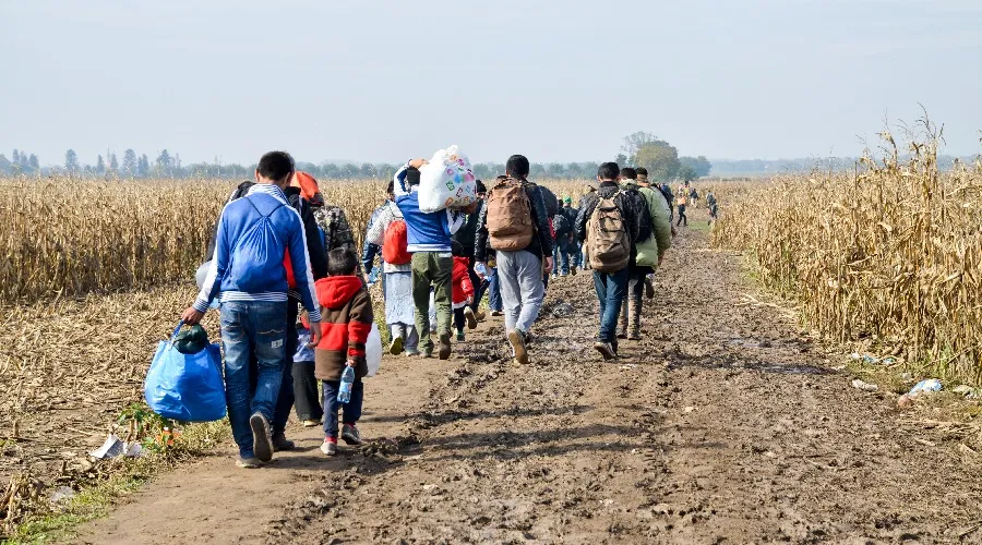 Obispo pide respeto a la dignidad de los migrantes en la frontera entre Chile y Perú