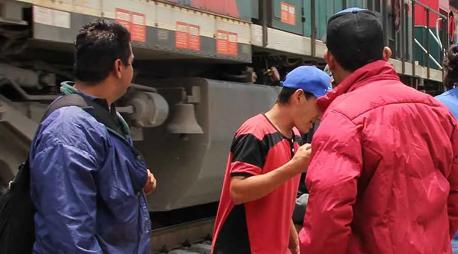 Imagen referencial / Migrantes al pie del tren conocido como "La Bestia", que usan para cruzar tramos de México. Foto: Catholic Relief Services.?w=200&h=150