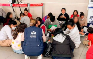 Migrantes colombianos en el Aeropuerto El Dorado. Cru00e9dito: Defensoru00eda del Pueblo 