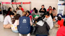 Migrantes colombianos en el Aeropuerto El Dorado. Crédito: Defensoría del Pueblo